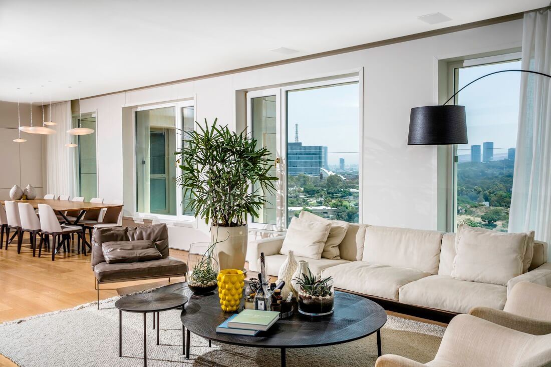 The Main Penthouse פרויקט תכנון ועיצוב פנים - צילום מהסלון לכיוון פינת האוכל | GMA אדריכלים